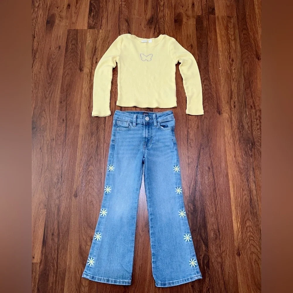 GAP Denim 70's Flare Jeans in Blue and Long - Sleveed T - Shirt in Yellow